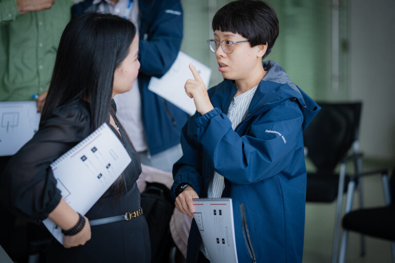 Participants do a negotiation exercice